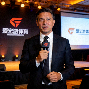 爱游戏体育首席执行官在发布会上演讲的正面肖像