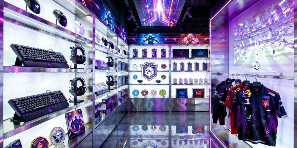 充满科技感的电竞主题线下体验店内部，展示着联名外设与战队周边