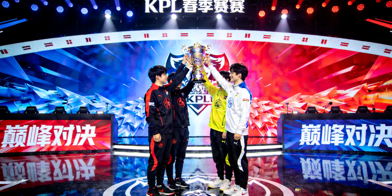 王者荣耀KPL春季赛总决赛巅峰对决，两支战队在舞台上争夺冠军奖杯